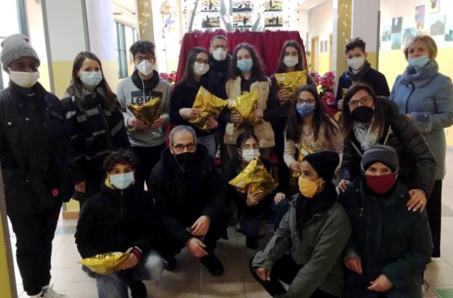 Ospiti del Siproimi di Centuripe donano 1.000 mascherine agli alunni delle scuole della città